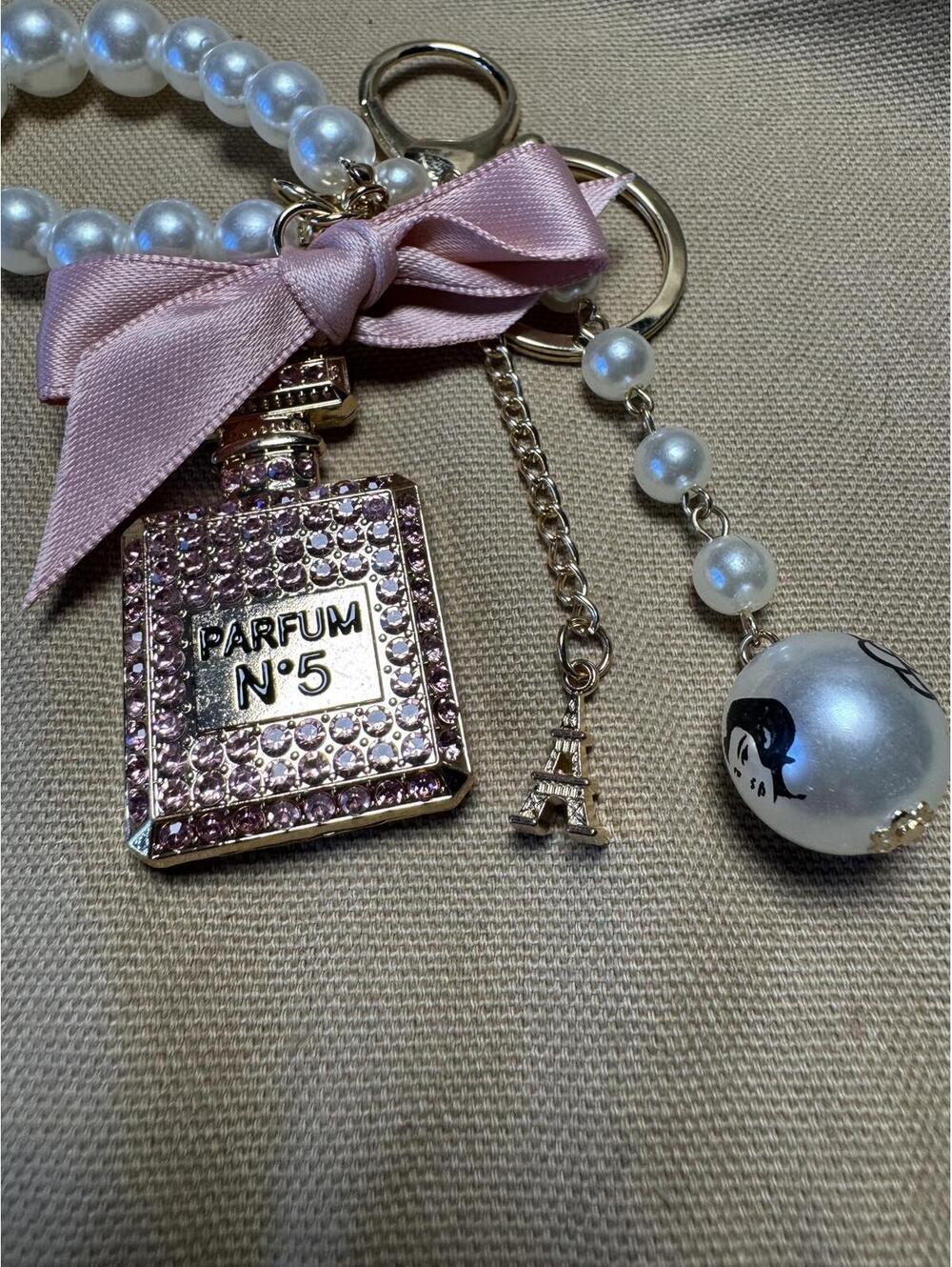 Elegant Parfum No. 5 Pink Crystal Keychain Pearls and Bow - Picture 2 of 3